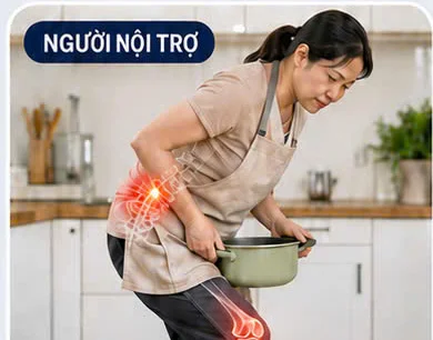 Người nội trợ cúi bê nồi trong bếp, vùng thắt lưng và đầu gối được đánh dấu đau