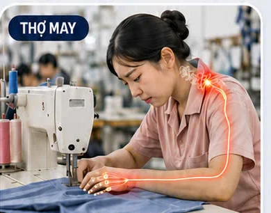 Thợ may cúi người bên máy may, vùng vai và bàn tay được đánh dấu đau