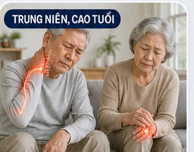 Hai người cao tuổi ngồi trên ghế, một người ôm cổ, một người xoa cổ tay