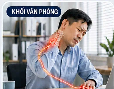 Nhân viên văn phòng ngồi bàn làm việc, ôm cổ vì đau lan xuống cánh tay