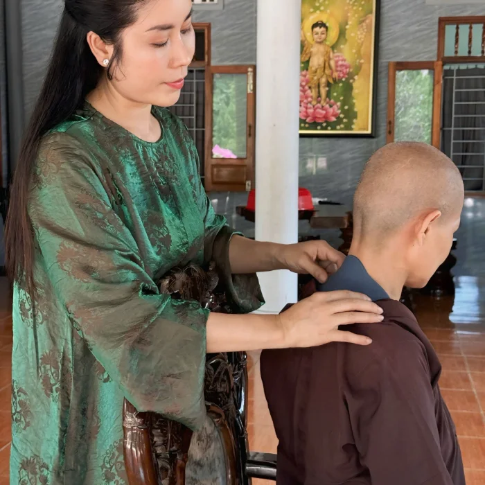 Khách hàng dùng Miếng Dán Điện Sinh Denna Care