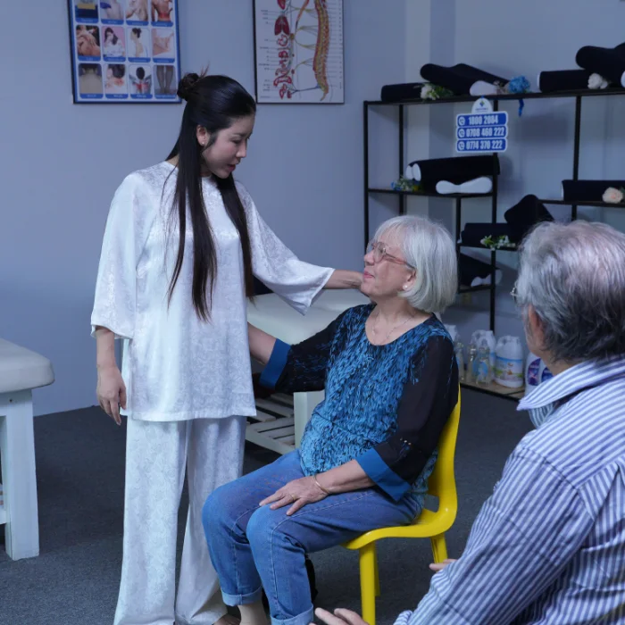 Khách hàng dùng Miếng Dán Điện Sinh Denna Care