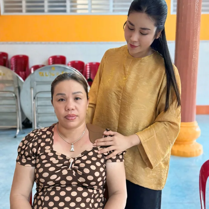 Khách hàng dùng Miếng Dán Điện Sinh Denna Care