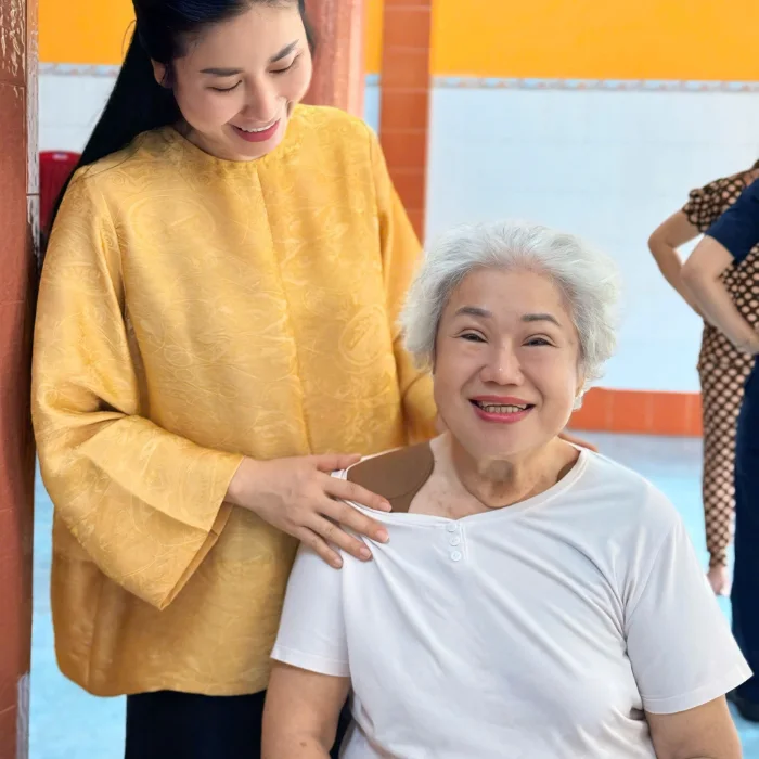 Khách hàng dùng Miếng Dán Điện Sinh Denna Care