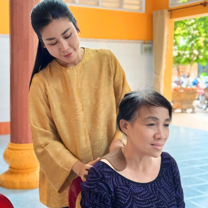 Khách hàng dùng Miếng Dán Điện Sinh Denna Care