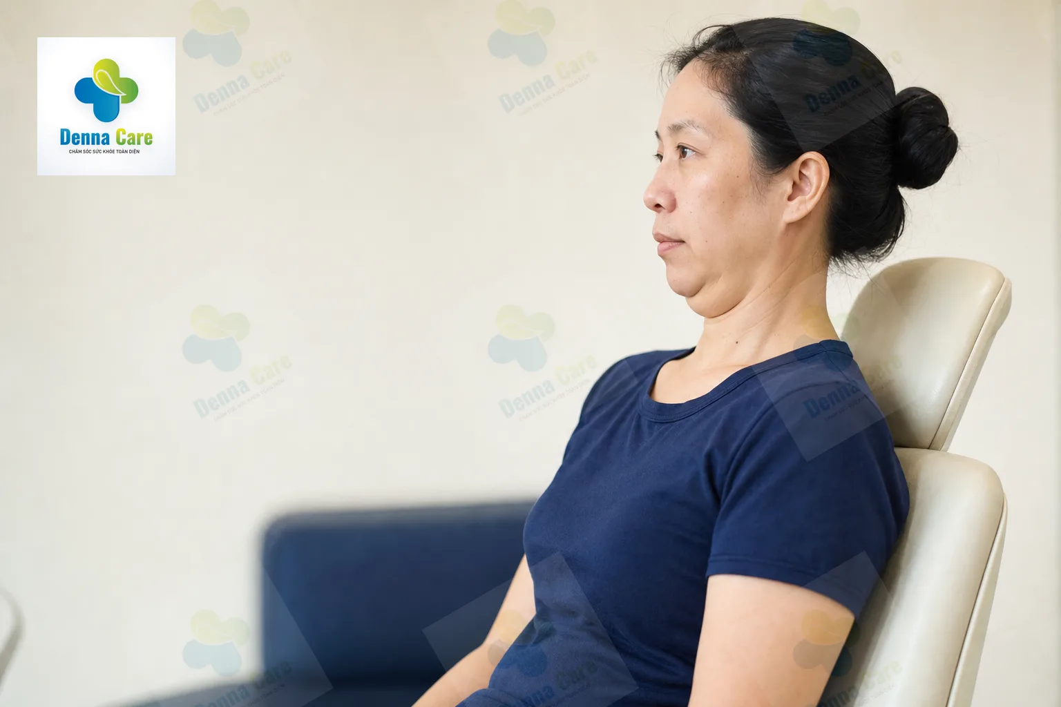 Người phụ nữ minh họa động tác gập cằm chỉnh tư thế cổ