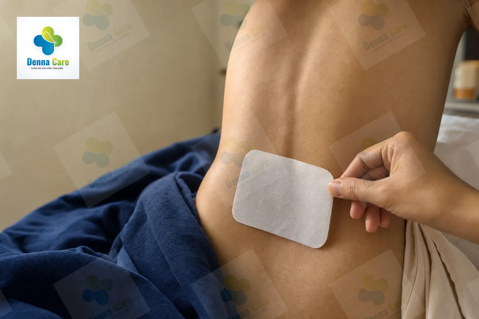 Dán miếng dán giảm đau lên vùng lưng bên trái