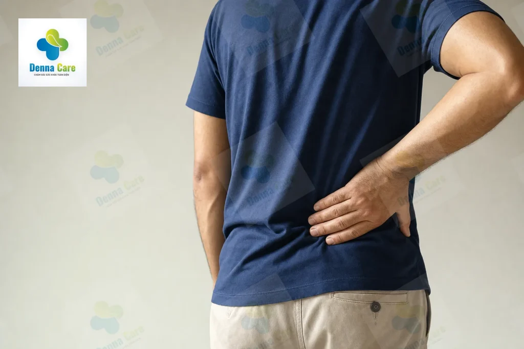 Người trung niên ôm vùng đau lưng dưới với vẻ khó chịu