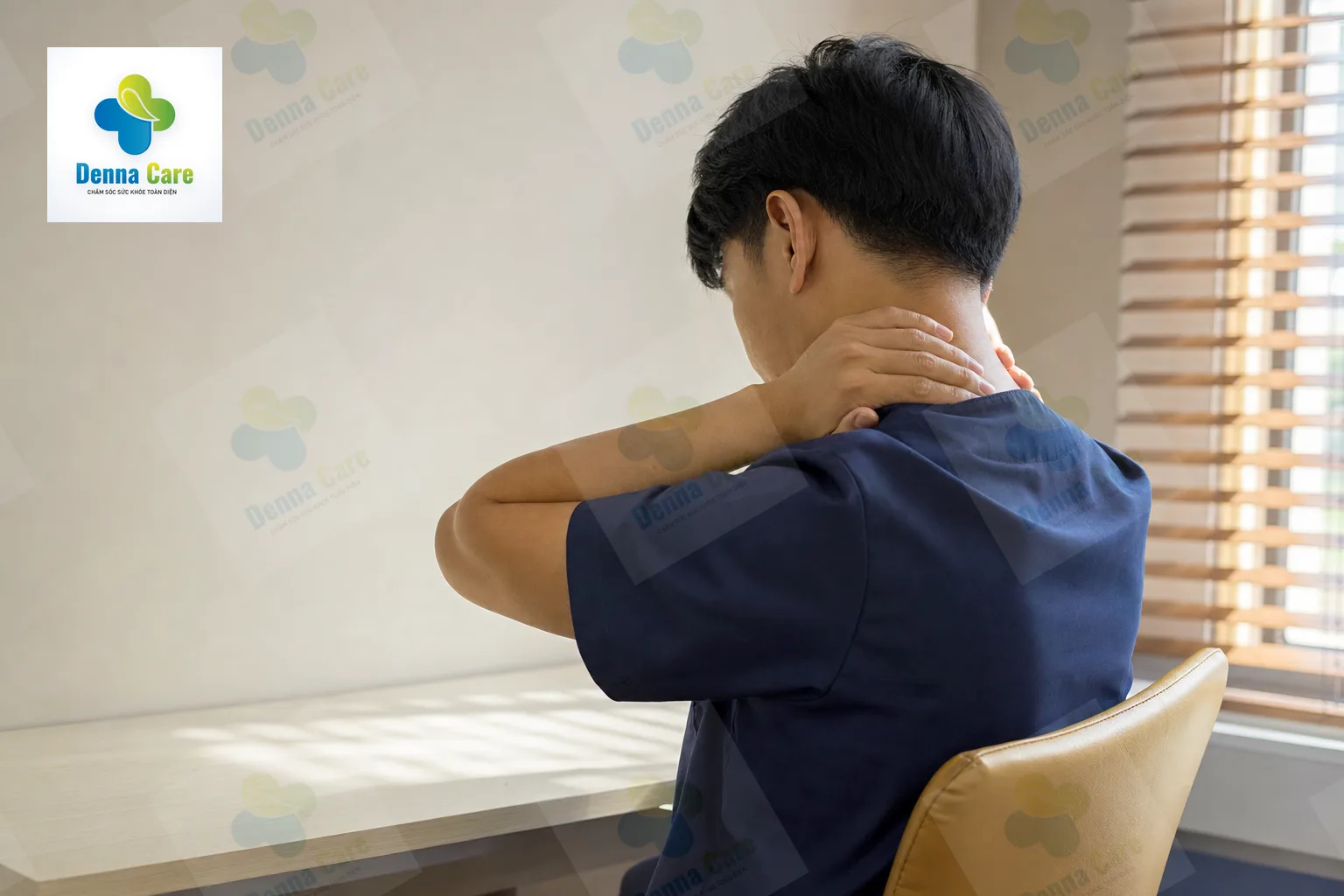 Người làm văn phòng tự xoa bóp vùng cổ vai gáy để thư giãn